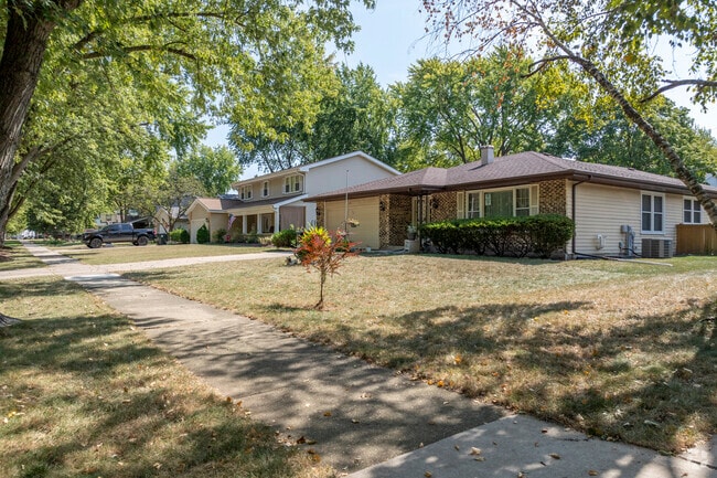 Homes in Country Lakes vary in size and shape.