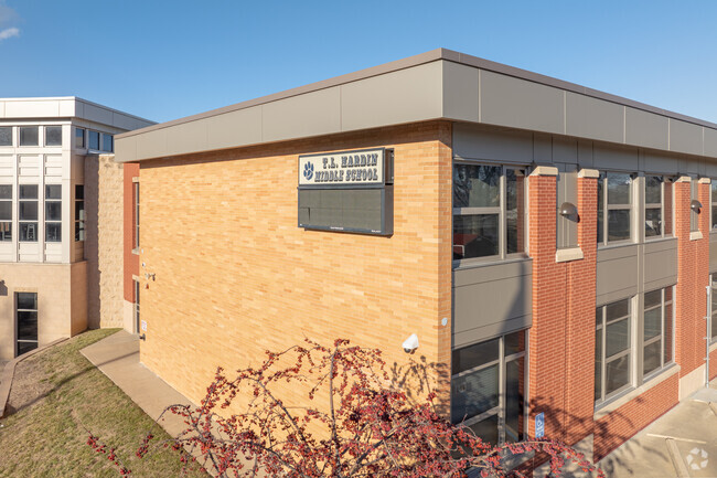 Hardin Middle School has a 12:1 student teacher ratio.