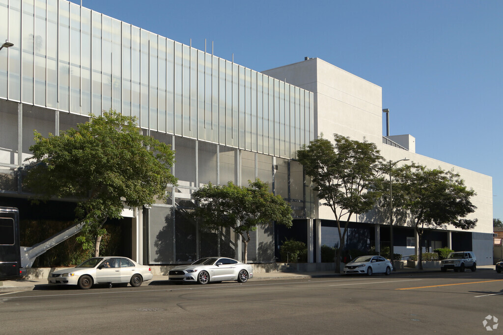Wallis Annenberg High School provides education in the neighborhood of 
Historic South Central