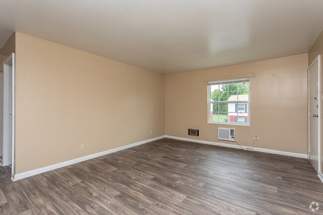 1BR, 1BA - 800 SF