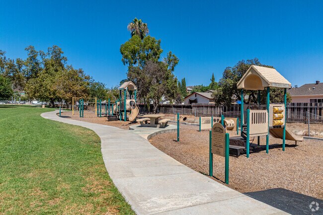 El Norte Park features a meandering trail and playground.