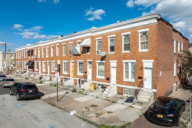 Enjoy a nice row home in Bridgeview-Greenlawn.