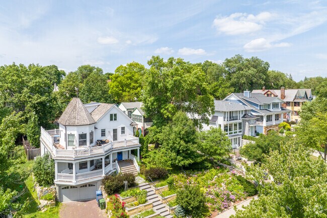 A row of homes facing the lake in the Linden Hills neighborhood.