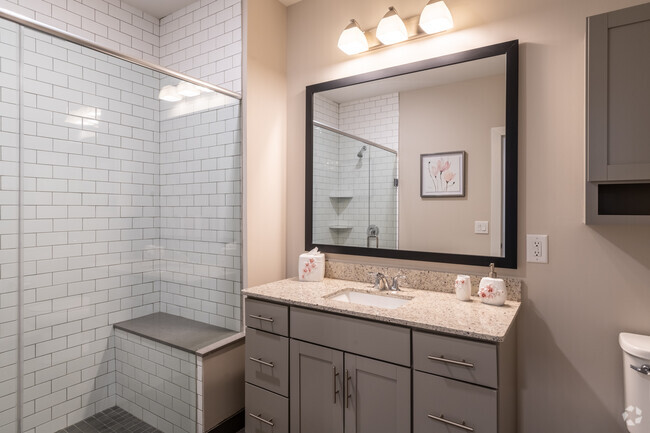 1BR, 1BA +Den - 1,044SF