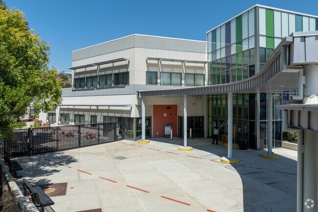 College View High School has an 11:1 student-teacher ratio.