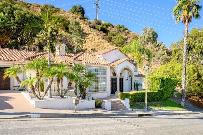 3331 Oakmont View Dr, Glendale, CA 91208 - photo 2