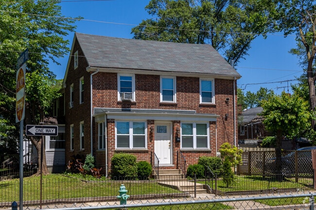 Some of the row house ends have yard space despite sharing a wall.
