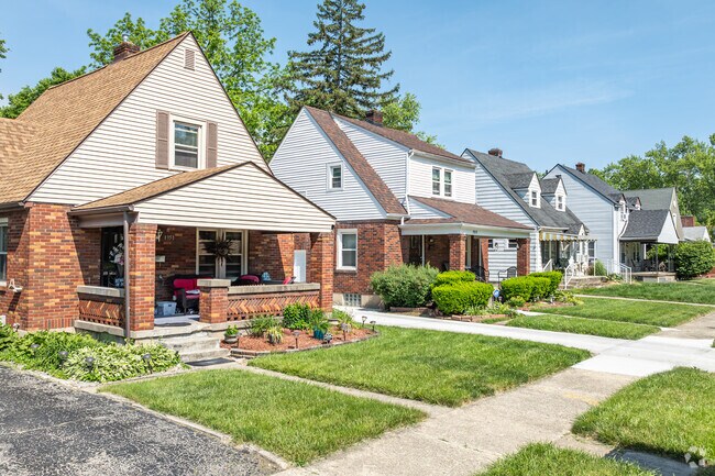 Well maintained yards and sidewalks are located throughout College Hill.