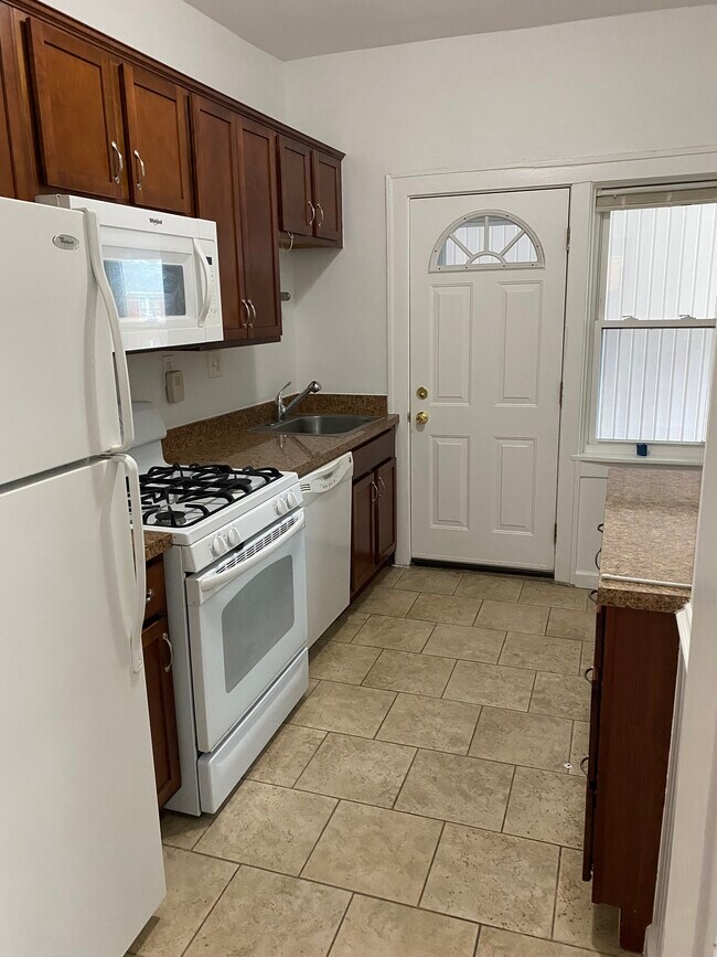 1026 Lakepointe St unit 1, Grosse Pointe Park, MI 48230 - photo 2