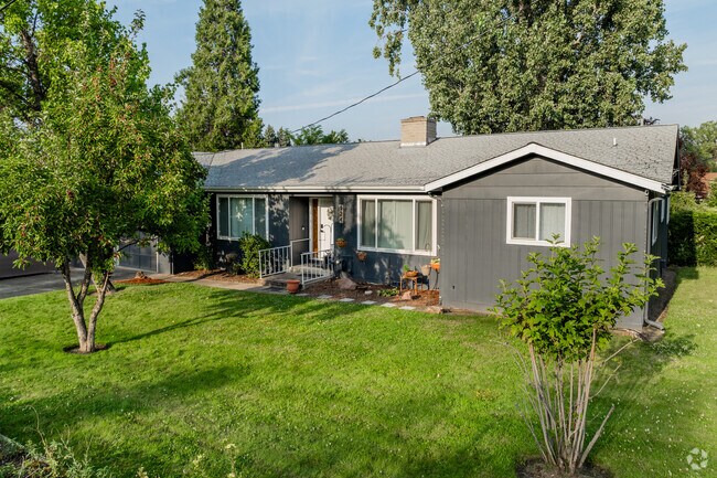 Homes in Cottage District frequently have spacious yards.