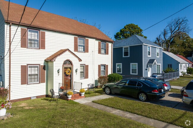 This row of homes in Salters Creek shows the diverse architectural styles of the neighborhood.