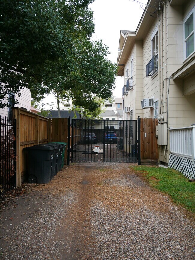 2010 Crocker St unit 3, Houston, TX 77006 - photo 5