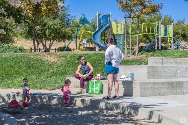 Discover Ramona Park, where San Ramon’s natural beauty meets a welcoming environment.