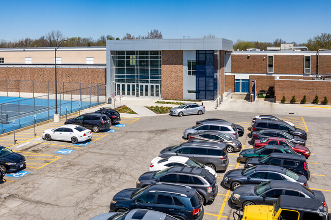 Oak Park High School has a lot of its amenities close by giving easy access for students.