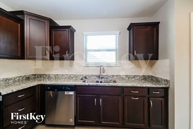 10112 Holly Park Dr, Charlotte, NC 28214 - photo 5