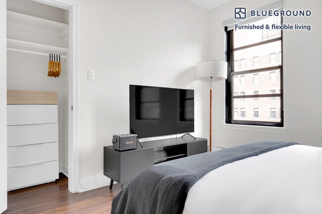 200 E Chestnut St unit FL15-ID619, Chicago, IL 60611 - photo 2