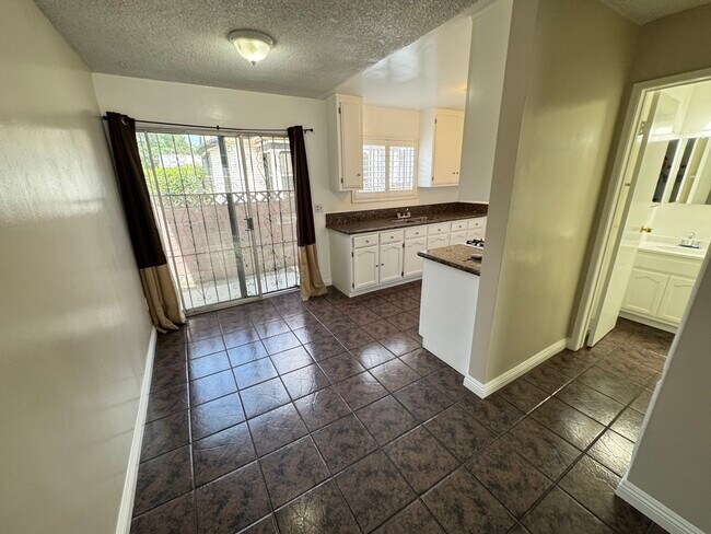 1126 W 37th Place unit 2, Los Angeles, CA 90007 - photo 3