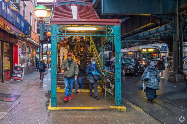 The Van 231 Street Station in Van Cortlandt Village provides access to the subway line 1.