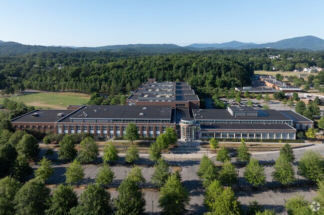 Patrick Henry High School has a student to teacher ratio of 15:1.