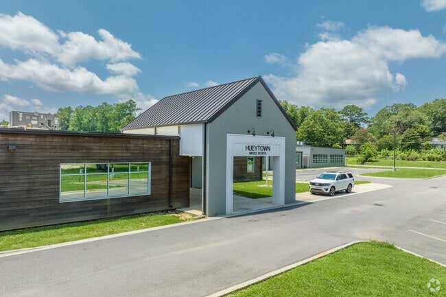 Hueytown Middle School has a student/teacher ratio of eighteen to one.