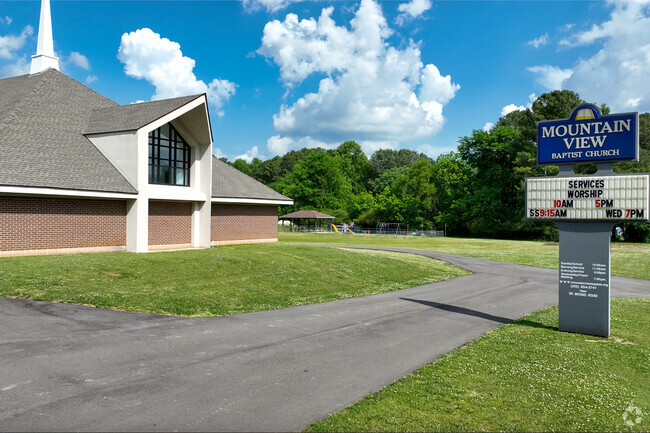 Mountain View Baptist School has 9 classroom teachers.