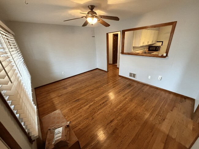 144 Flora Dr, Saint Louis, MO 63135 - photo 2