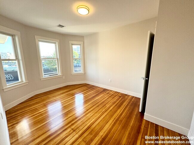 147 E Cottage St unit 2, Dorchester, MA 02125 - photo 3