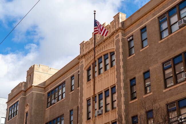 The neighborhood of Rafael De J Cordero school is convenient thanks to the public transportation