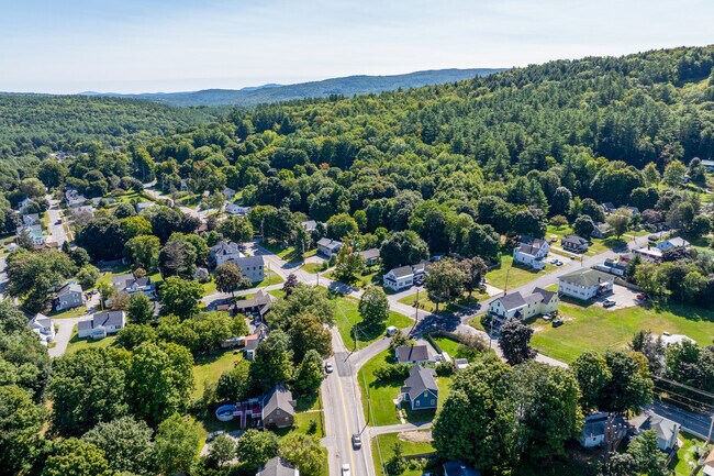 East Side is a residential neighborhood of Claremont with close access to open green areas.