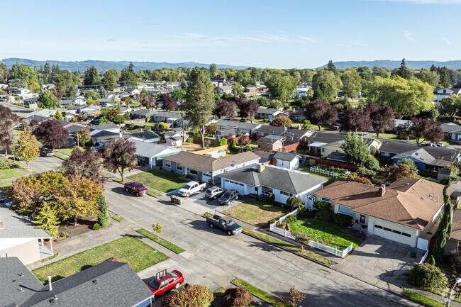 Streets in Northlake-Corman are mainly enclosed and loop around a circle.