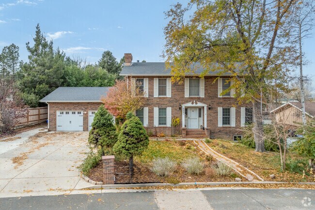 Highland’s Colonial Revival homes exude tradition, from symmetrical facades to classic shutters.
