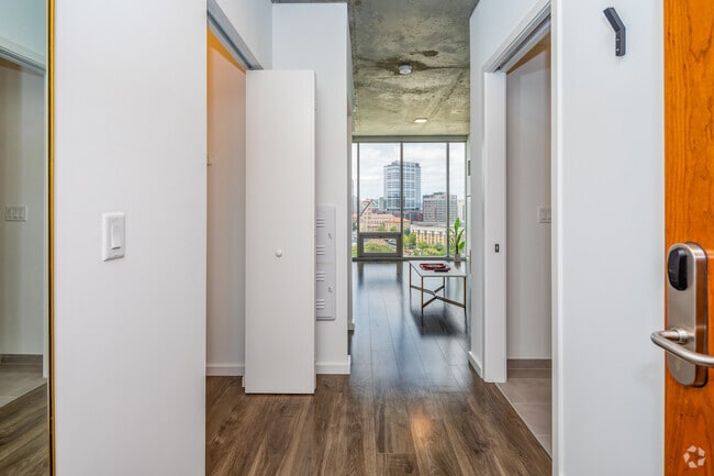 Studio - 367SF - Entrance