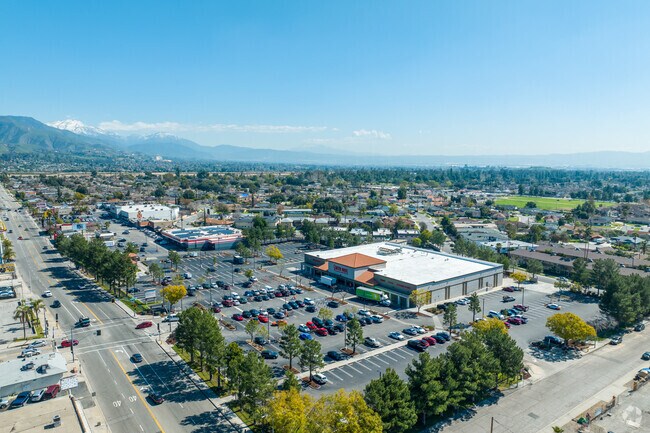 The Arrowhead Commercial Corridor has everything you needwith shopping, restaurants and markets.