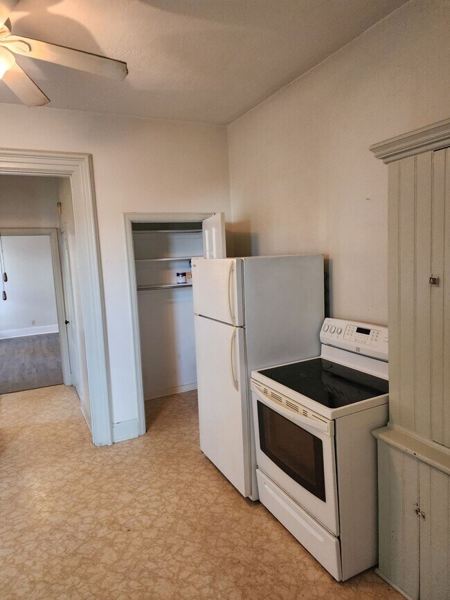 252 W Locust St unit B, Newark, OH 43055 - photo 6