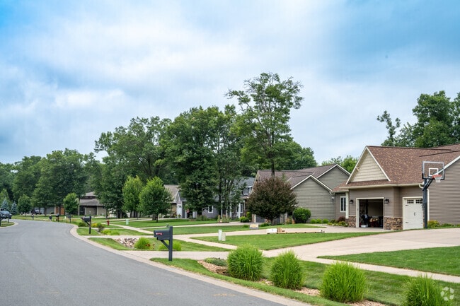 Rows of larger homes in Altoona are found near the Lake.