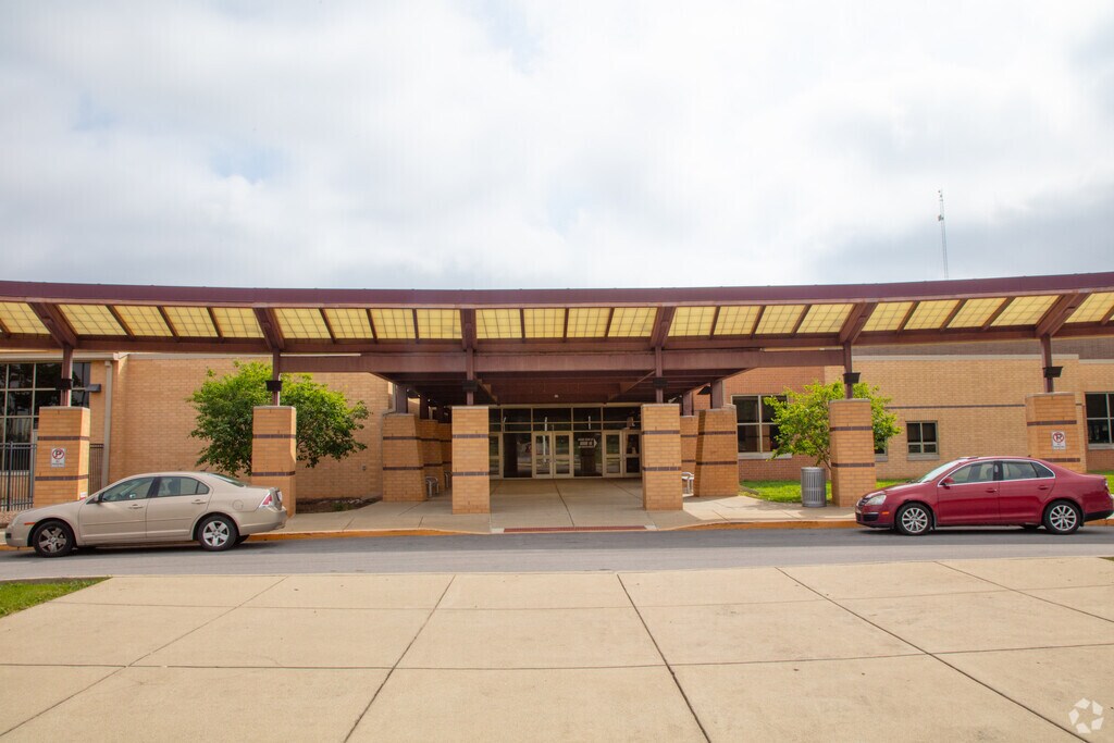 Lynhurst 7th & 8th Grade Center front entrance in Mars Hill.