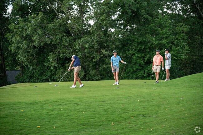 Brookfield Country Club has an 18-hole golf course designed by Mike Riley near Litchfield.