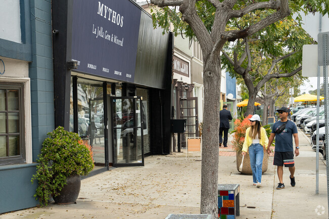 There is a variety of shops along La Jolla Blvd in Bird Rock.