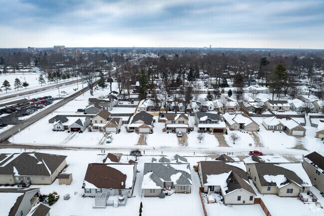 Homes in Carlton-Ludingwood are spaced closely together.