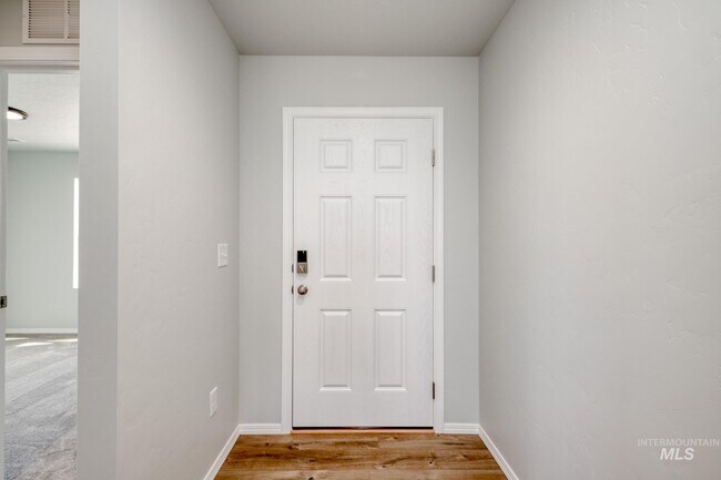 2127 N 8th St E, Mountain Home, ID 83647 - photo 3