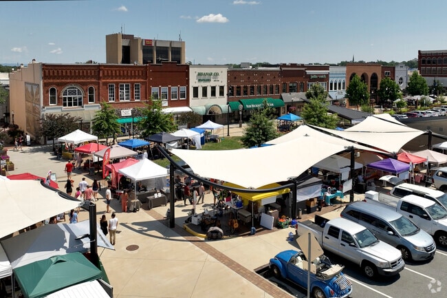 Downtown Hickory offers Oakwood-Hillcrest residents entertainment, shopping, dining and more.