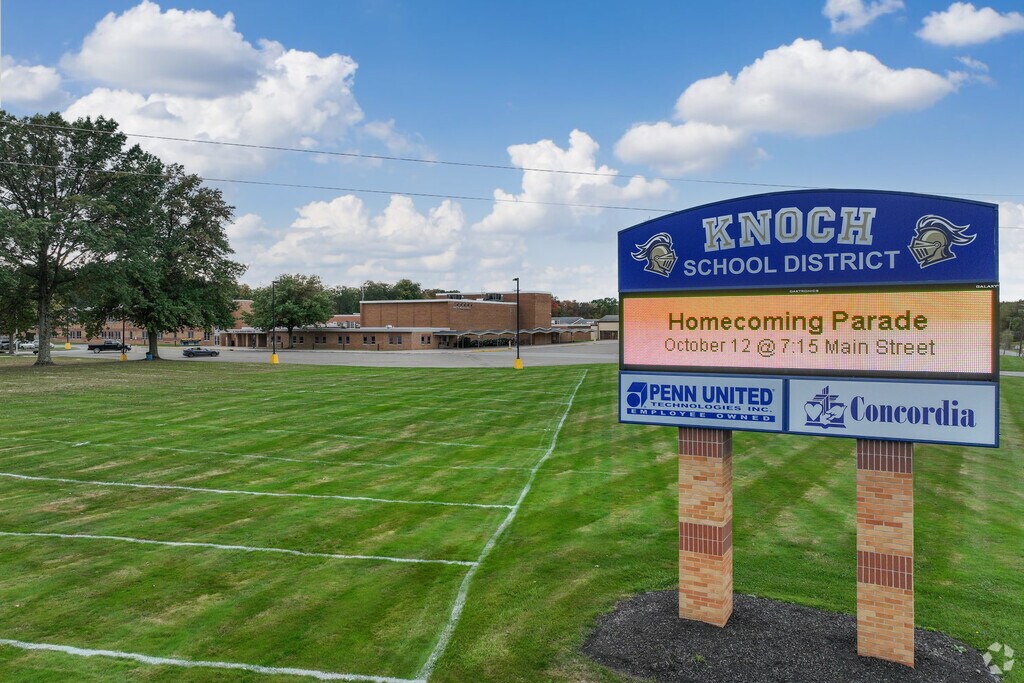 Knoch High School has 719 students in grades 9-12.