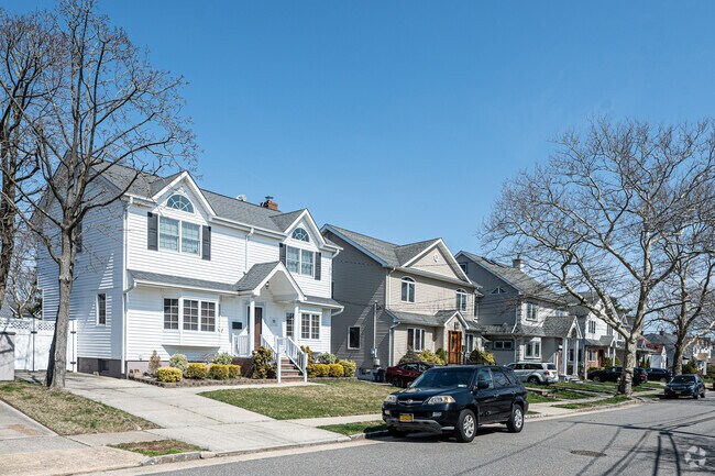 A row of homes like this can be seen north of Hillside Ave in Willistion Park.
