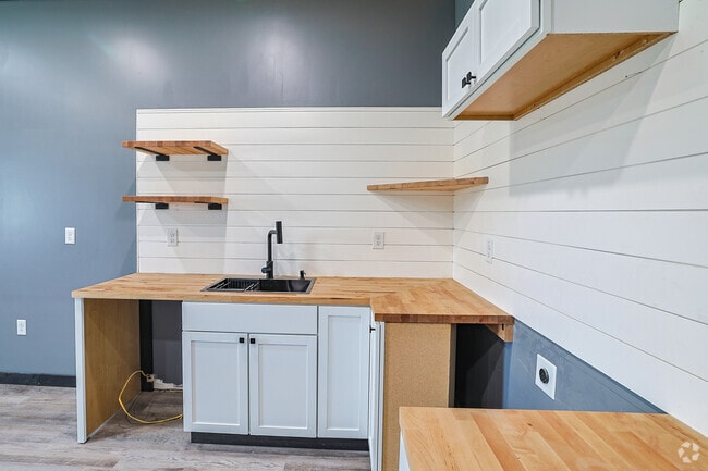 1BR, 1BA - 700SF - Kitchen