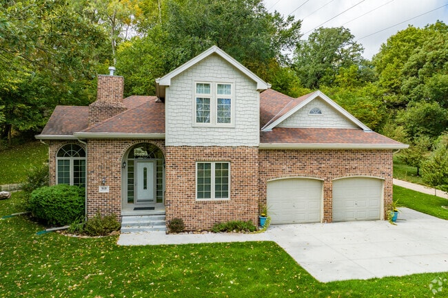 Homes in Raven Oaks are an eclectic mix of styles set into the neighborhood's hills and forest.