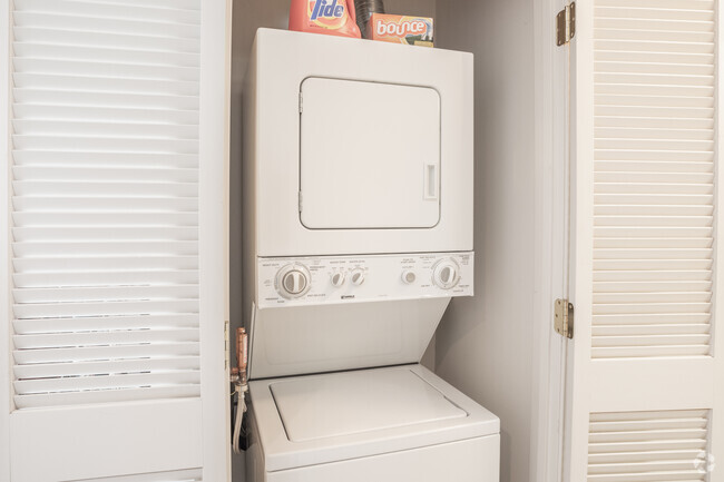 1BR, 1BA - 714 SF