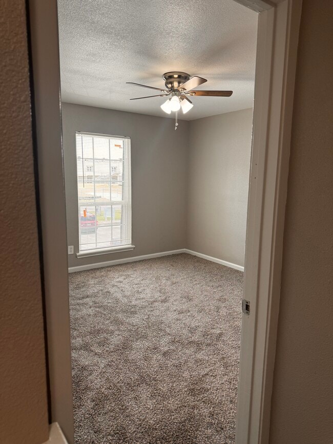 357 NW Newton Dr unit 14, Burleson, TX 76028 - photo 6