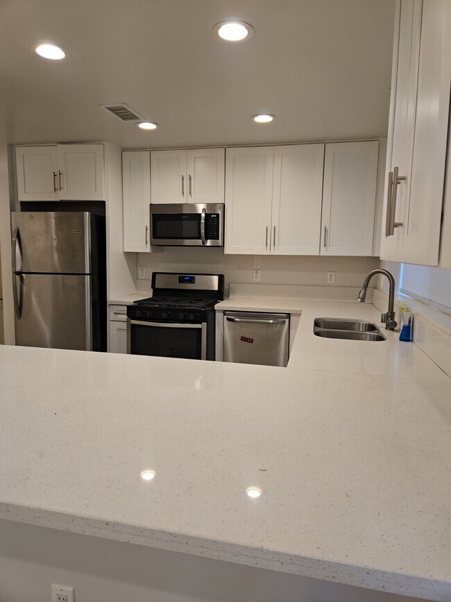 1541 S Orange Grove Ave unit 102, Los Angeles, CA 90019 - photo 4