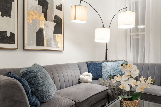 618 W Patterson Ave unit ID1354353P, Chicago, IL 60613 - photo 2