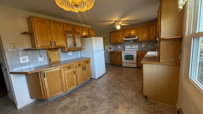 2 Lawndale St, Easthampton, MA 01027 - photo 2